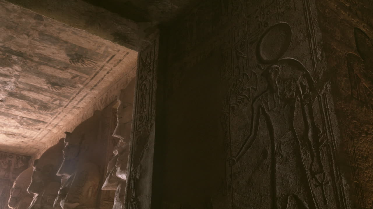 dentro del templo de abu simbel con estatuas y jeroglíficos