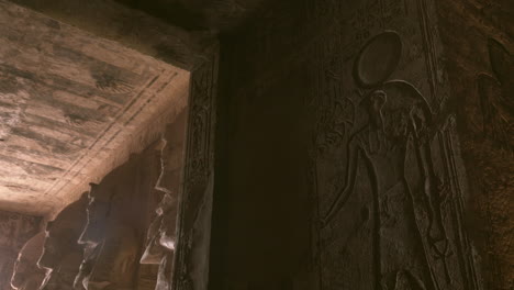 dentro del templo de abu simbel con estatuas y jeroglíficos