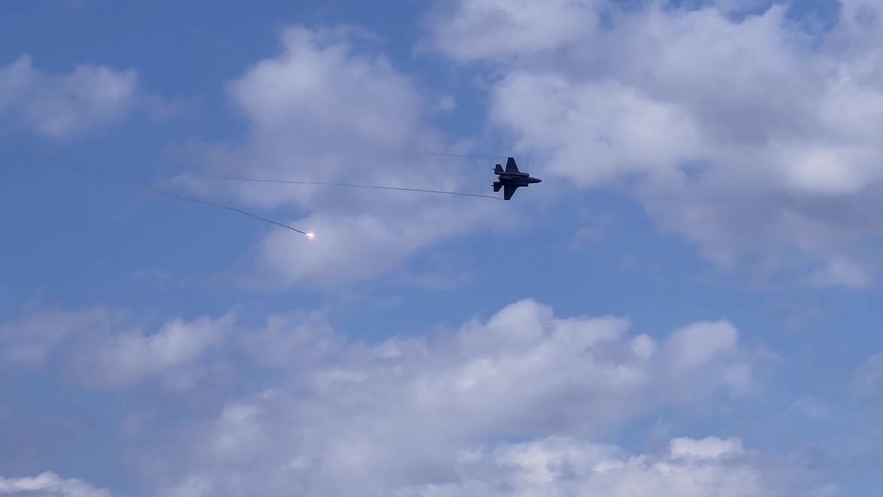 espectáculo aéreo - avión volando al revés disparando bengalas