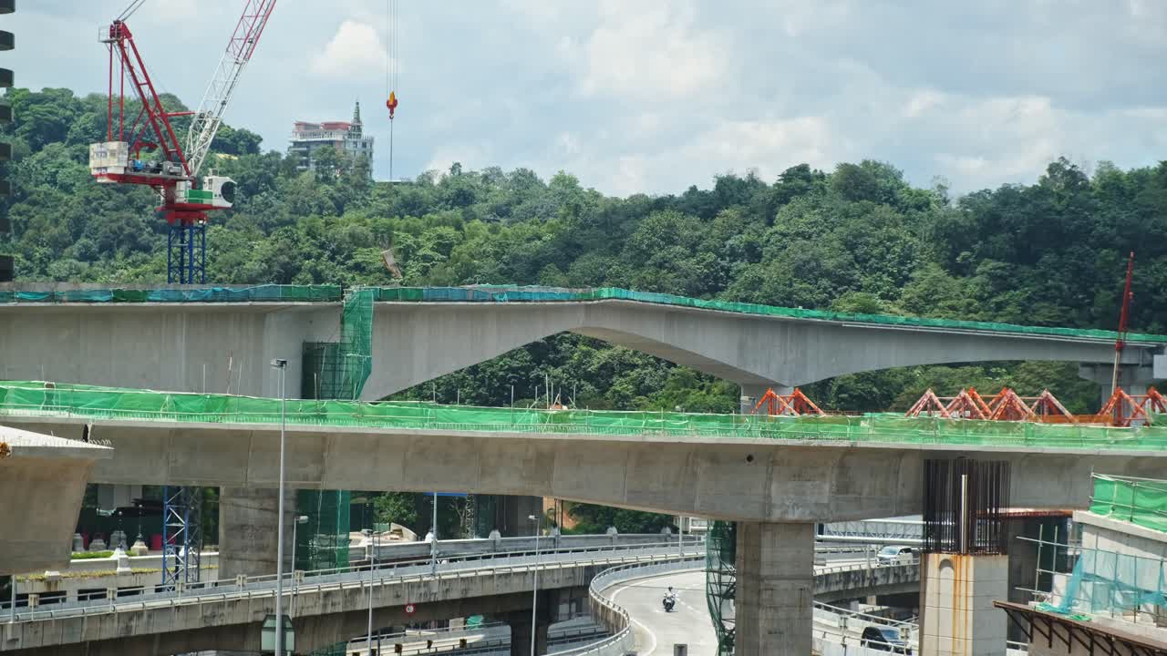 아시아의 고속도로 교차로 원 위에 크레인이 있는 새로운 교량 건설 현장