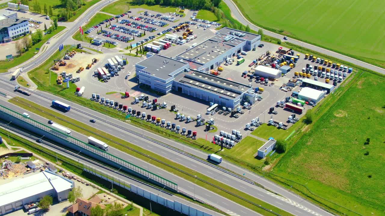 상단에서 창고, 공장, 물류 센터의 공중 전망, 공업 건물 및 트럭의 상단 전망