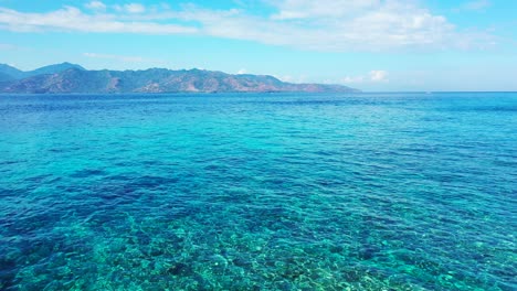 Hermosas-Aguas-Cristalinas-Frente-A-La-Costa-De-La-Isla-Tropical-De-Bora-Bora