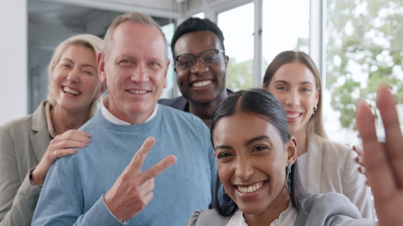 Persone d'affari, team e selfie divertente con risata