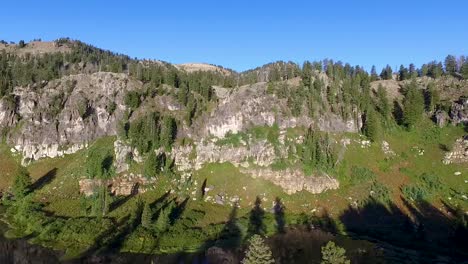 Panorama-De-Zoom-De-Un-Lago-De-Montaña-Y-Luego-Volando-Hacia-El-Bosque-Oscuro