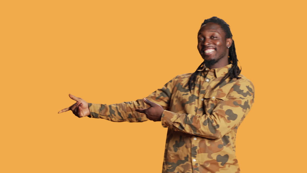 modelo masculino señalando un anuncio de marketing promocional