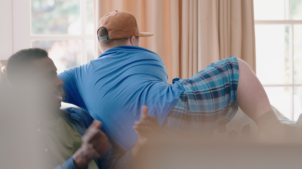 행복한 다민족 가족 집에서 춤을 추고 재미있게 춤을 즐기며 즐거운 주말을 함께 축하합니다.