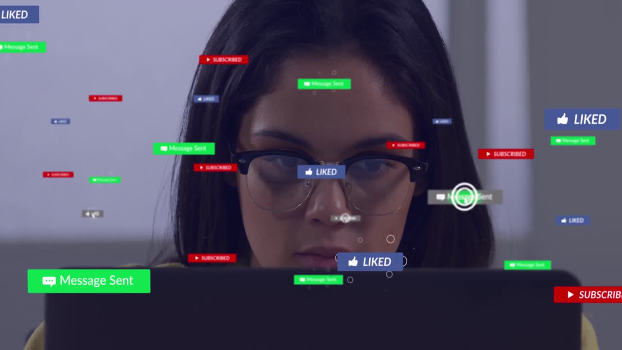 animación de iconos de redes sociales contra mujeres biraciales que usan tabletas digitales en casa