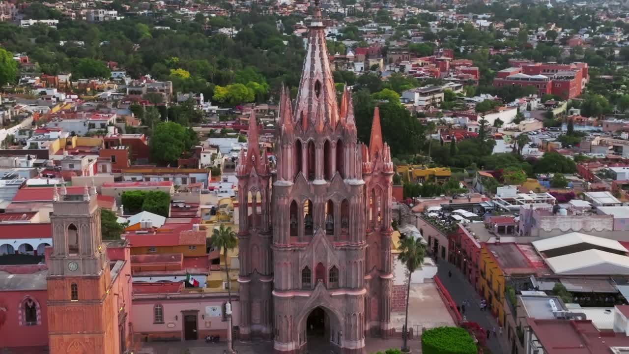 산 미구엘 데 알렌데 (san miguel de allende) 에 있는 고 양식의 성 미구엘 아칸 교회 (parroquia de san miguel arcángel church)