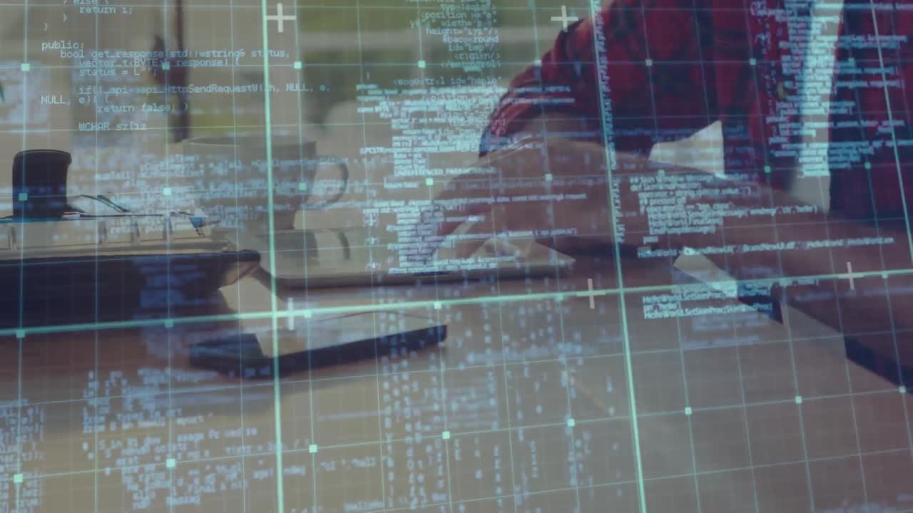 animazione dell'elaborazione dei dati sullo schermo digitale sulle mani di un uomo caucasico che usa la tastiera