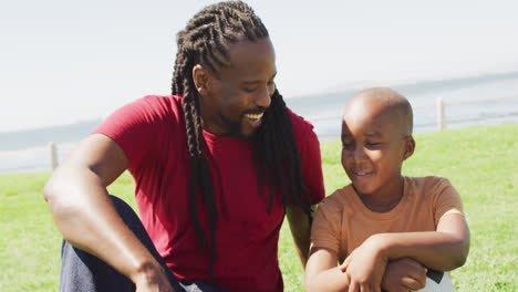 Video-Von-Glücklichem-Afroamerikanischem-Vater-Und-Sohn,-Die-Spaß-Im-Freien-Haben