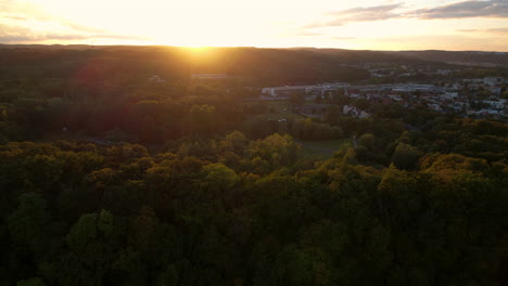 Encantadora-Puesta-De-Sol---Gdynia-Kolibki---Lento-Vuelo-Aéreo-Hacia-Atrás-Sobre-Las-Copas-De-Los-árboles---Hojas-Amarillentas-En-Las-Ramas