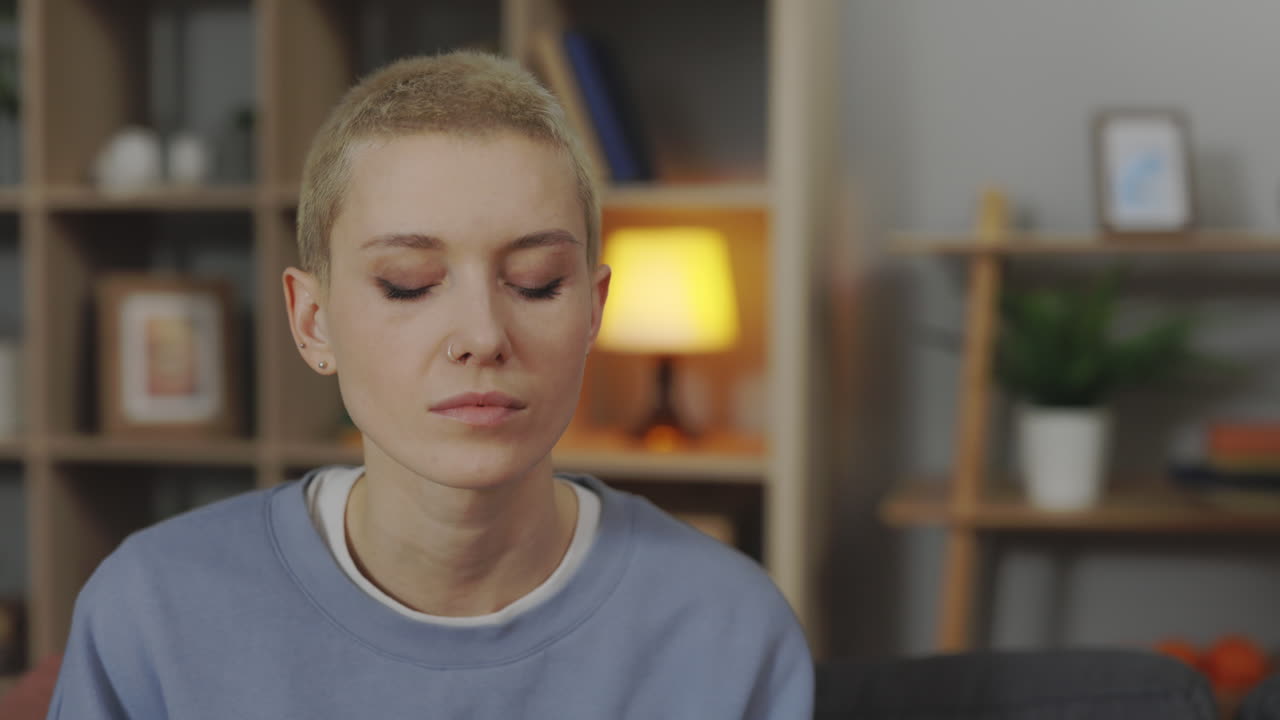 женщина в задумчивой позе