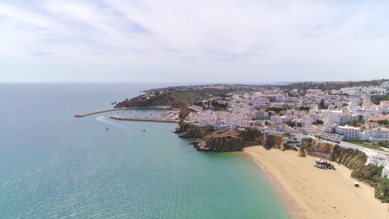 Luftaufnahme der Altstadt von Albufeira und des Strandes in der Algarve in 4K