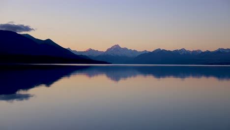 Breiter-Sonnenuntergangszeitraffer-Von-Mount-Cook-Und-Lake-Pukaki-Mit-Reflexionen-Der-Hellen,-Klaren-Bergsilhouette