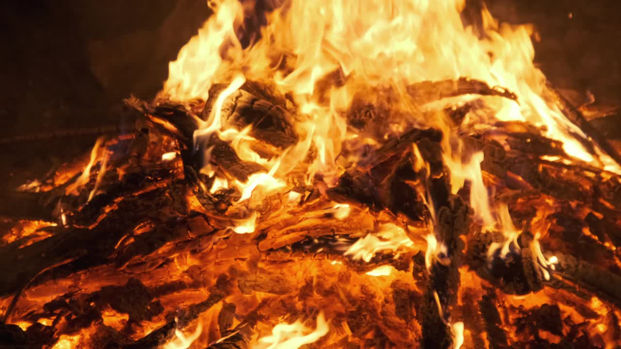 carbón caliente quemando un gran fuego y brillo rojo brillante. cámara lenta