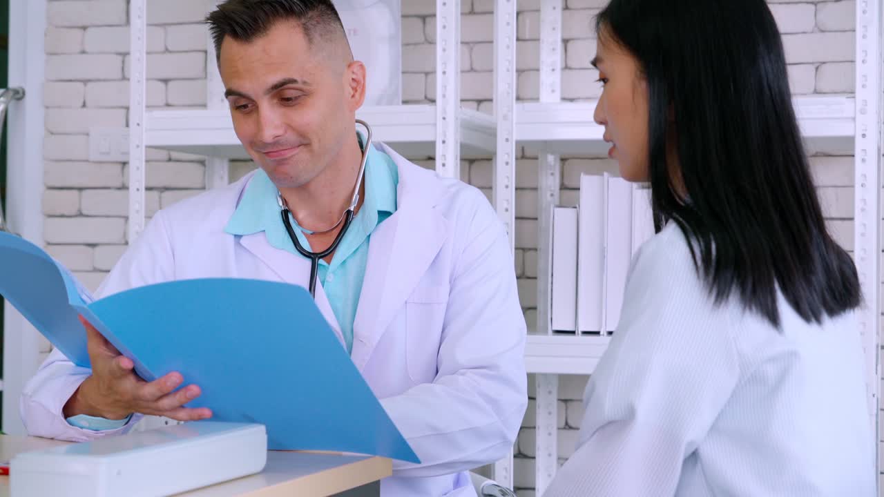 médico en uniforme profesional examinando al paciente en el hospital