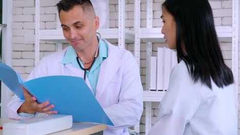 médico en uniforme profesional examinando al paciente en el hospital