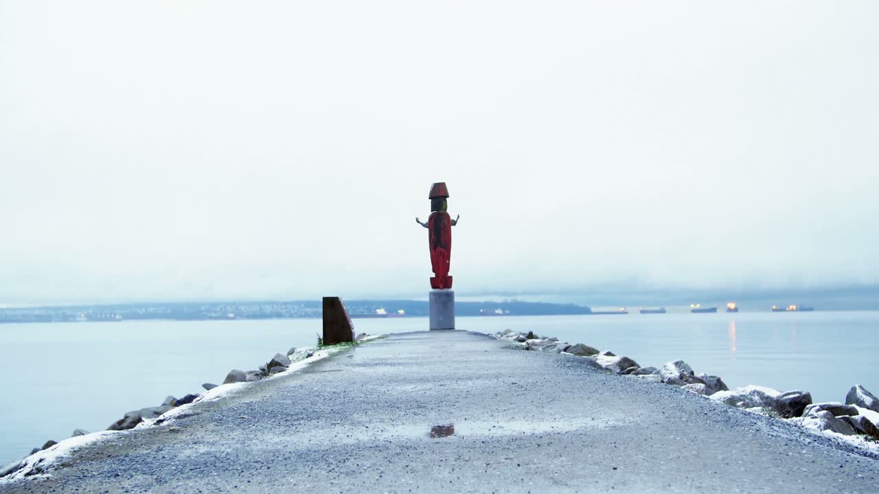 부두 끝에 있는 동상