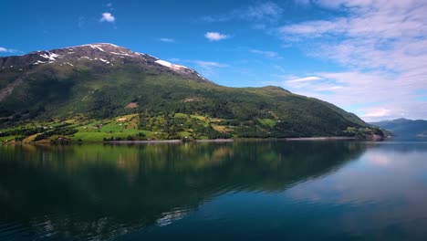 Imágenes-Aéreas-Hermosa-Naturaleza-Noruega.