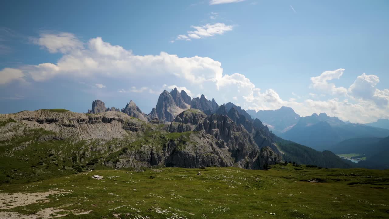 el parque natural nacional de timelapse se encuentra en los alpes dolomitas, la hermosa naturaleza de italia.
