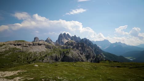el parque natural nacional de timelapse se encuentra en los alpes dolomitas, la hermosa naturaleza de italia.