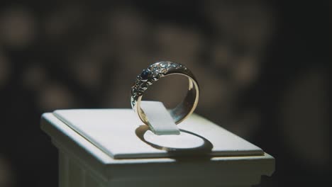 elegante anillo de oro con un diseño intrincado