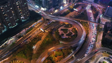 hiperlapso aéreo del tráfico en la autopista en causeway bay, ciudad de hong kong durante la noche - vista superior