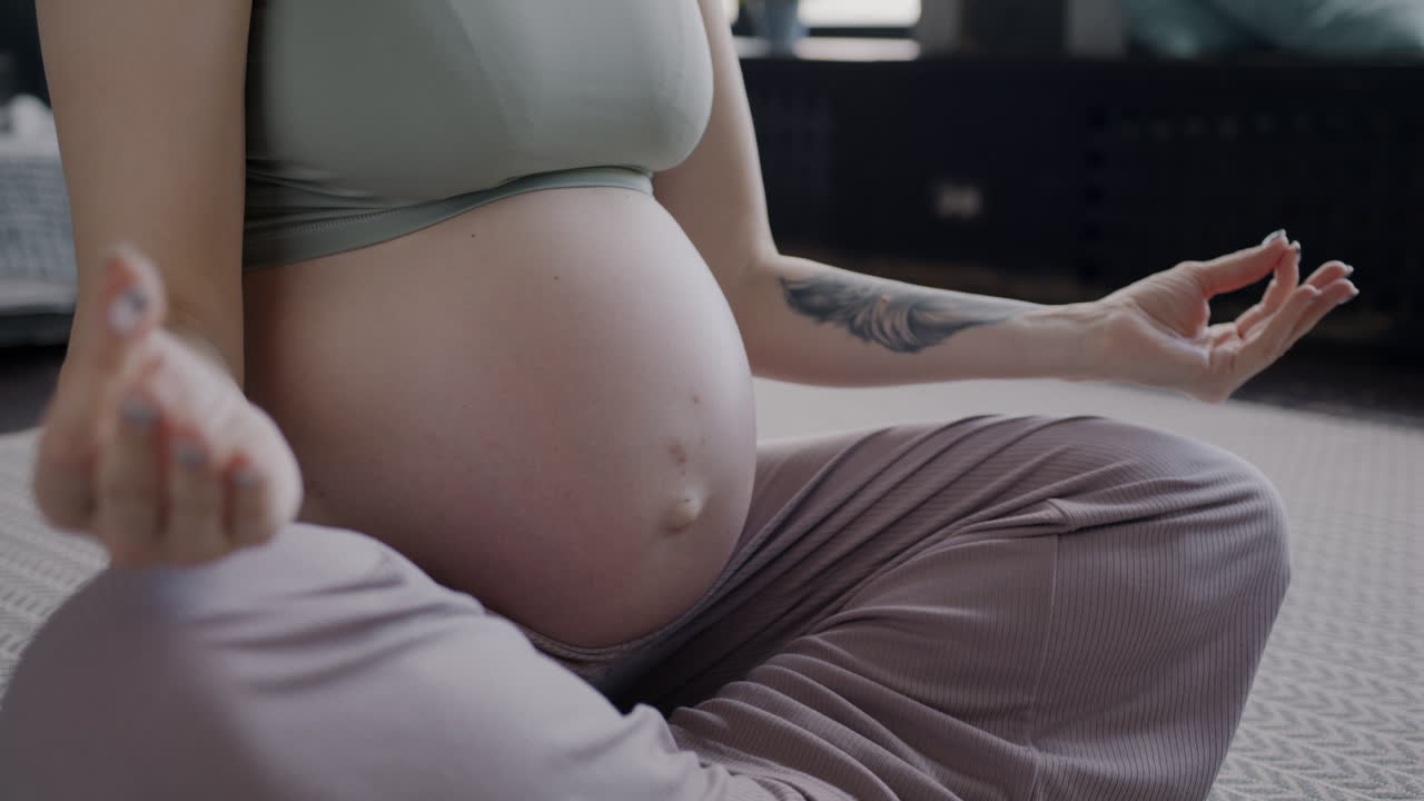 임신 한 여자 가 명상 하고 있다