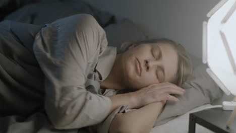 mujer durmiendo en la cama