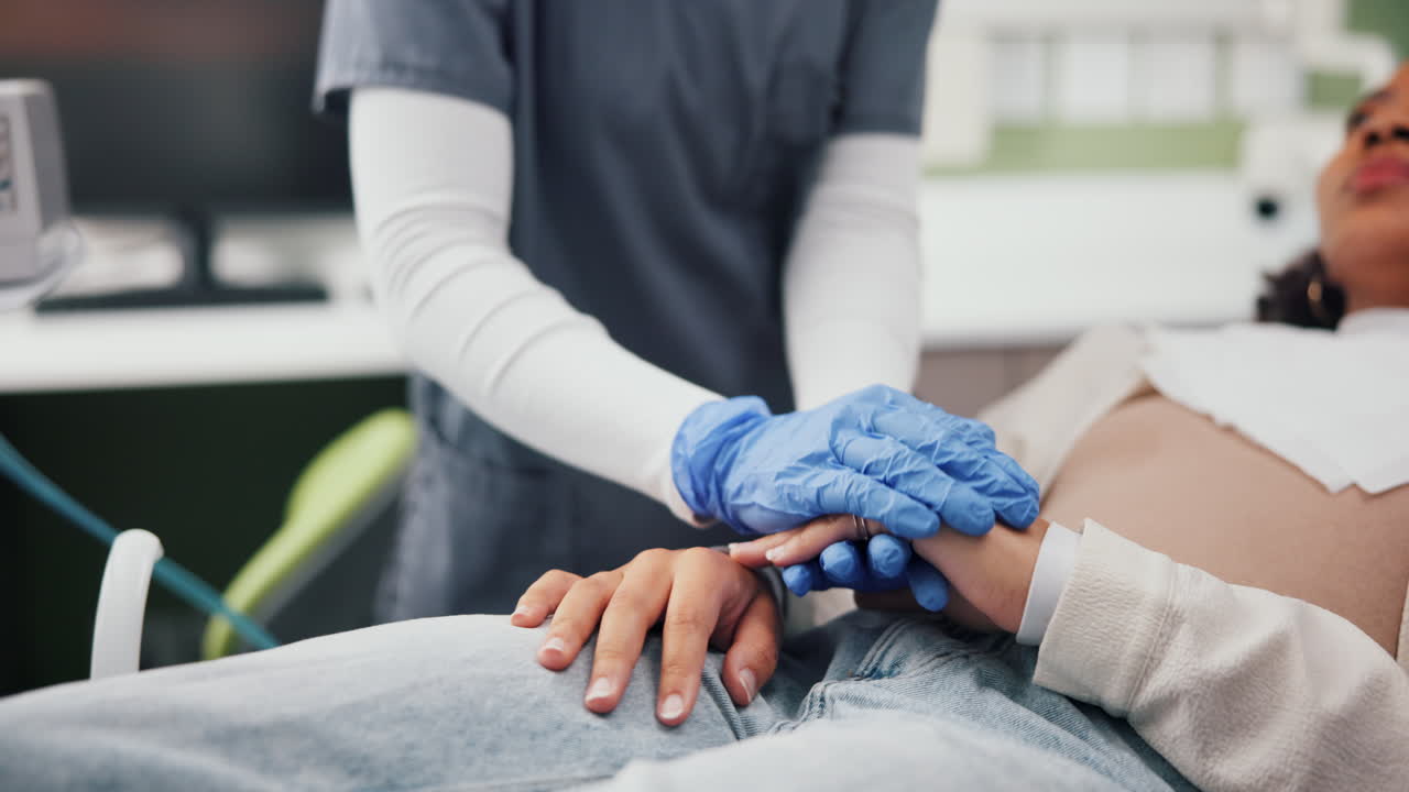 un médico consolando a un paciente