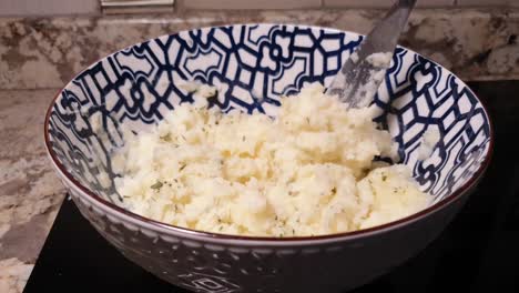 Puré-De-Papas-Con-Especias-De-Cilantro-En-Un-Tazón-Azul-De-Patrón-Marroquí-Listo-Para-Servir-En-La-Mesa