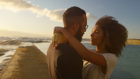 pareja besándose en la playa 4k