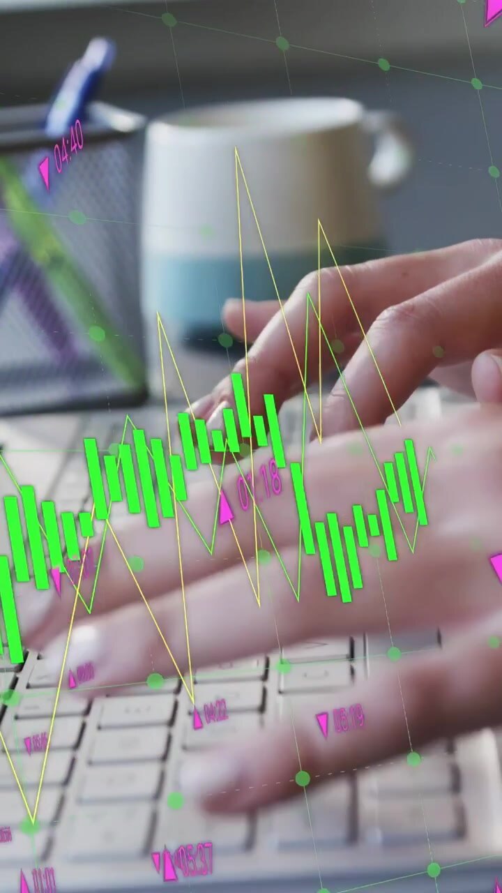 Video verticale: Donna che digita sui tasti del laptop con sovrapposizioni che appaiono, grafici a candela che monitorano la finanza.