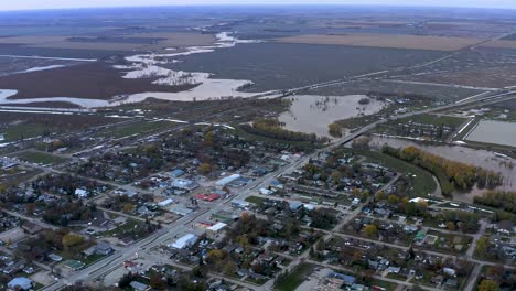 Luftaufnahme-Des-Roten-Flusses,-Der-Im-Herbst-In-Der-Nähe-Von-Morris-Manitoba-Infolge-Eines-Ungewöhnlichen-Wintersturms-überschwemmt-Wird