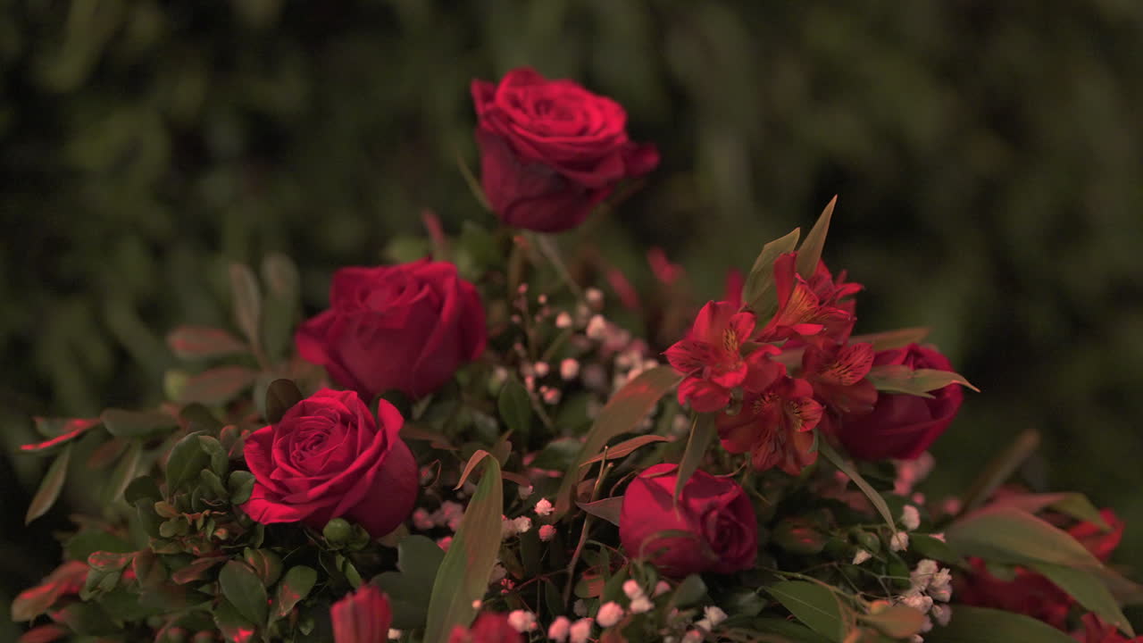 장식 요소로 사용되는 장미의 꽃 배열