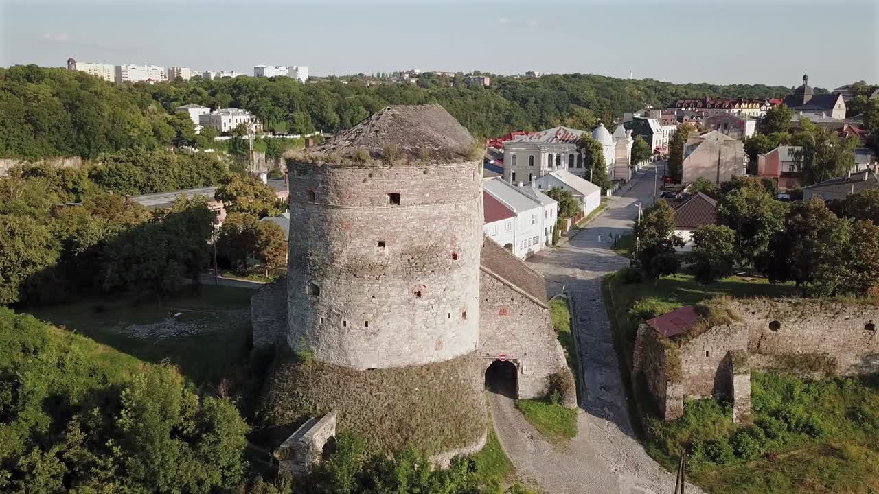Nhìn từ trên cao về phía cây cầu bắc qua Pháo đài Trung cổ tại Kamyanets-Podilskyi, Ukraine vào một ngày nắng.