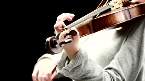 violinista tocando - primer plano de sus manos