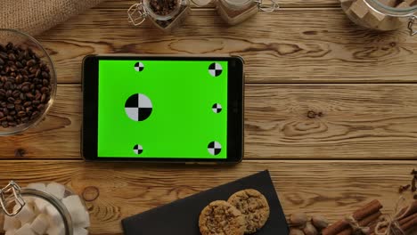 la mano limpia pone, quita la taza de café, se encuentra la tableta pc con espacio de copia verde
