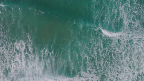 Playa-Turquesa-Con-Olas-Espumosas-En-La-Playa-De-Razo,-Carballo,-La-Coruña,-España