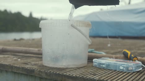 uso de agua hirviendo para calentar el tubo de goma para la instalación de la bomba de sentina