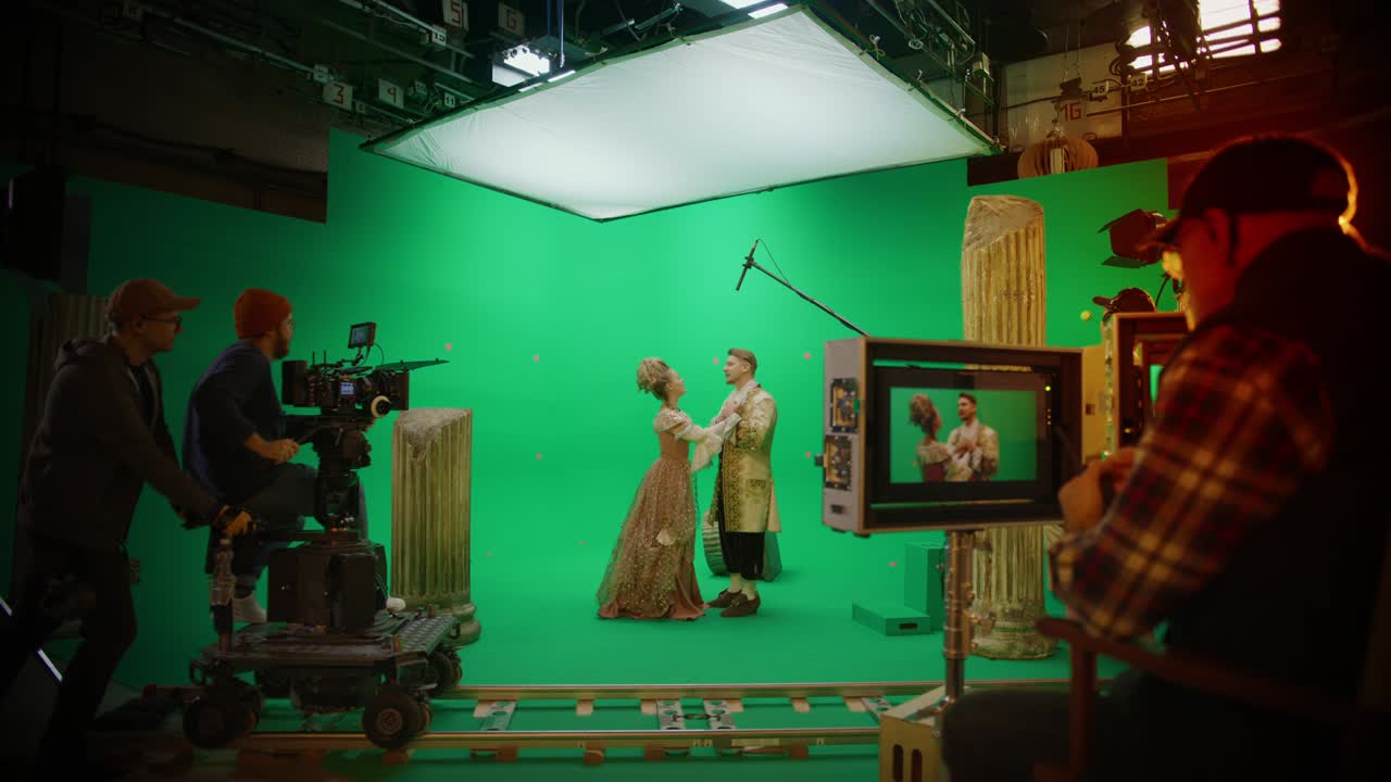 en el set del estudio de cine, el clapperboard se cierra y el director dice "acción", el camarógrafo comienza a filmar una escena en pantalla verde con dos actores talentosos con ropa renacentista hablando.