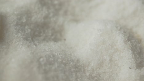 primer plano del dedo en sal o azúcar