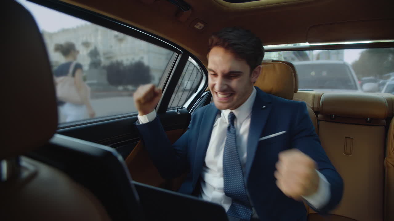 행복한 사업가 좋은 결과와 함께 흥미진진한