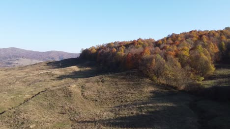 Vista-Aérea-De-Las-Colinas-En-La-Temporada-De-Otoño