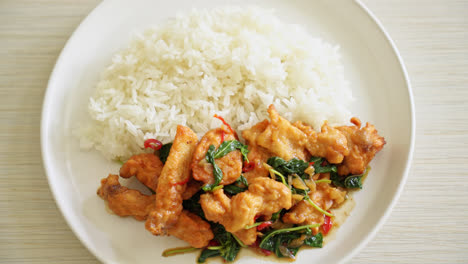 Gebratener-Gebratener-Fisch-Mit-Basilikum-Und-Chili-Nach-Thailändischer-Art,-Garniert-Mit-Reis---Asiatische-Küche