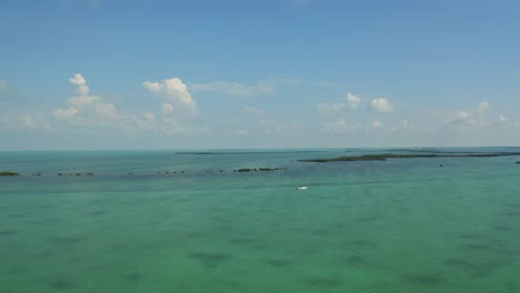 Luftumkreisung-Eines-Bootes,-Das-In-Den-Florida-Keys-Entlangfährt