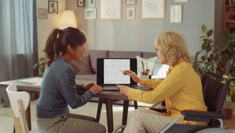 Seniorin-Beim-Unterricht-Helfen