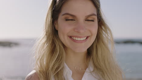 retrato de una hermosa mujer joven sonriendo alegremente mirando a la cámara disfrutando de una playa soleada