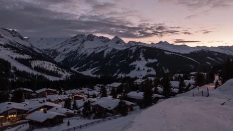 Sonnenuntergang-über-Dem-Schönen-Weißen-Ruhigen-Dorf-Königsleiten-In-Österreich---Zeitraffer