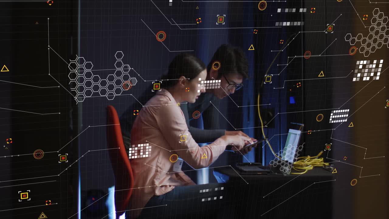 animación del procesamiento de datos a través de diversos técnicos de ti con portátil por servidor de computadora